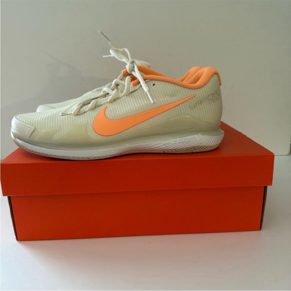 🆕 Nike Women’s Court Air Zoom Pro HC White/Peach Cream Size 9.5 NIB - Picture 1 of 9